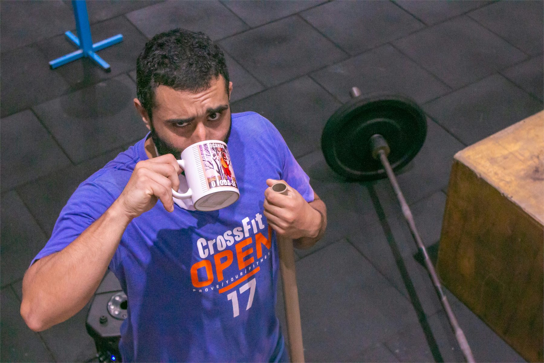 Иллюстрация о балансе пользы и рисков кофеина перед тренировкой